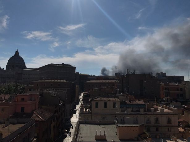 Crni dim iznad Vatikana: požar zahvatio više objekata, ima ranjenih! Vatican-fire