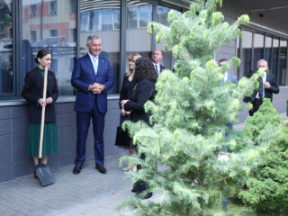 Đukanović zasadio drvo prijateljstva u bašti Vladinog kompleksa