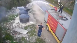 Zapaljen polupodzemni kontejner, snimak sa nadzorne kamere biće proslijeđen policiji, FOTO: Primorski.me